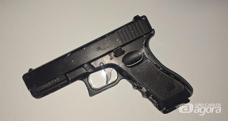 Homem é detido com réplica de arma em condomínio e PM constata medida protetiva - Crédito: SCA