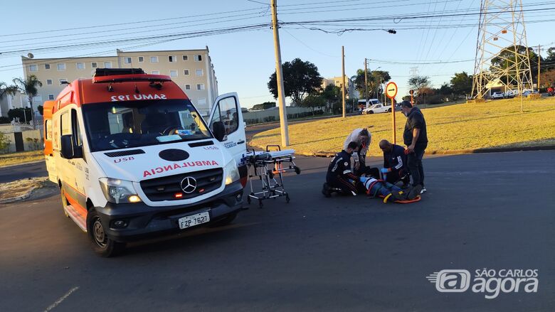 Motociclista fica ferido após acidente em rotatória na região do SESI - Crédito: SCA