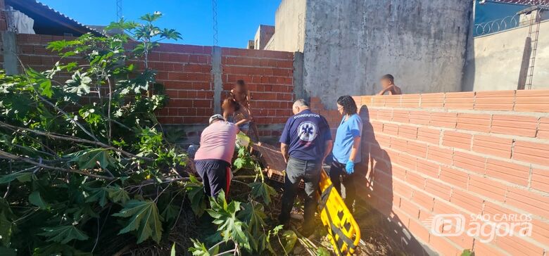 Muro cai sobre homem em Ibaté - Crédito: SCA