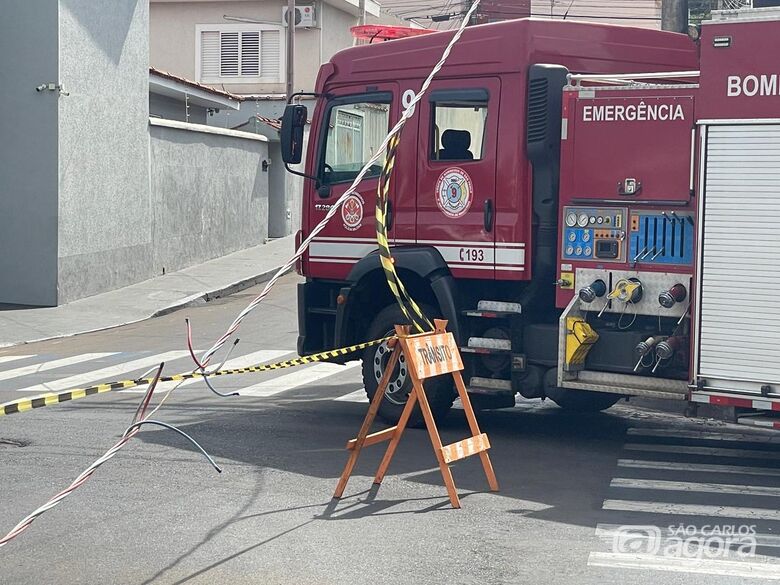 Fio de alta cai sobre avenida e mobiliza Corpo de Bombeiros em São Carlos - Crédito: SCA