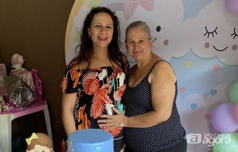 Servidora Michele Carolina Leopoldino de Araújo ao lado da mãe, durante a gestação da filha Melissa. - Crédito: Divulgação 