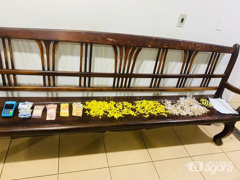 PM apreende drogas e dinheiro em residência no Cidade Aracy 2 -