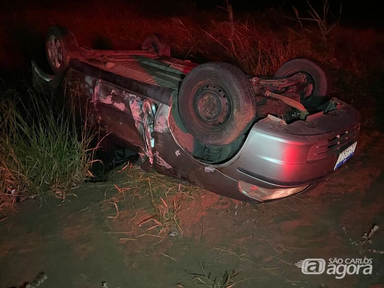 Capotamento deixa motorista ferido na estrada do Broa  - Crédito: SCA