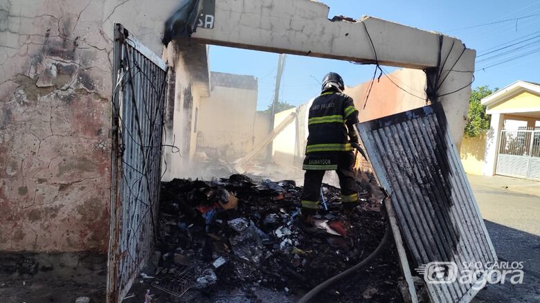 Incêndio em casa abandonada mobiliza Corpo de Bombeiros no Jacobucci - Crédito: SCA