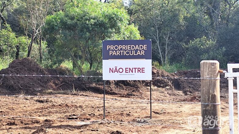Placa instalada em acesso à represa - Crédito: SCA