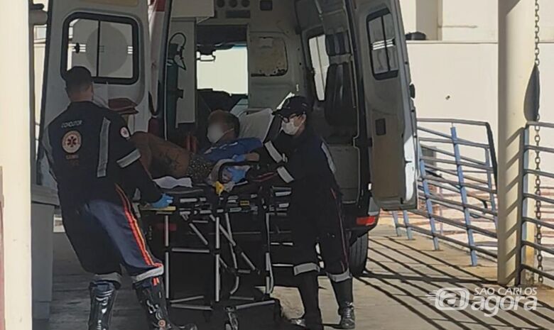 Homem é socorrido pelo Samu após levar garrafada no Jardim Gonzaga - Crédito: SCA