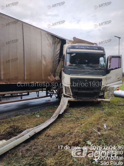 Carreta perde controle, bate em defensa metálica e para em "L" na SP-310  - Crédito: Artesp 