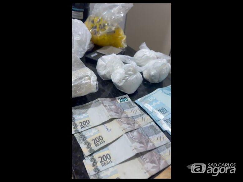 Homem procurado por tráfico é preso com drogas e mais de R$ 3 mil no Cidade Aracy - 