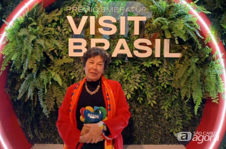 Flávia Torreão Thiemann, sócia-fundadora da Fubá, em premiação (Foto: Fubá Educação Ambiental) - 