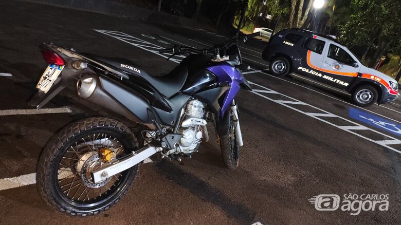 PM recupera moto furtada e prende jovem por adulteração em Ribeirão Bonito - Crédito: Foto: Maycon Maximino/São Carlos Agora