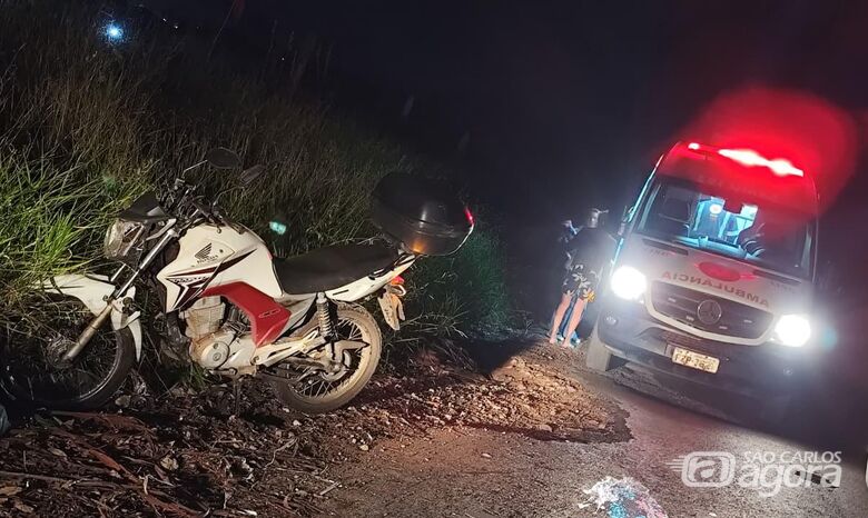 Motociclista fica ferido após cair ao passar de buraco com pouca iluminação no São Carlos 8 - Crédito: Foto: Maycon Maximino/São Carlos Agora