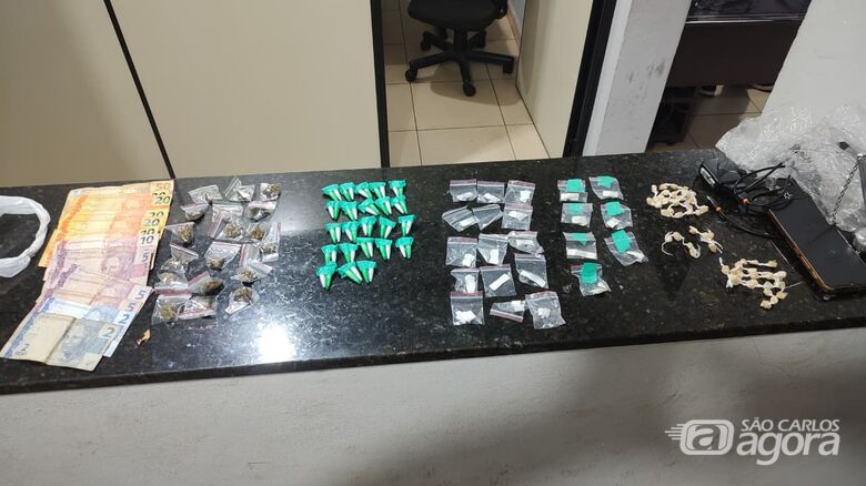 PM prende jovem com sacola de drogas e dinheiro no Planalto Verde - Crédito: Foto: Maycon Maximino/São Carlos Agora