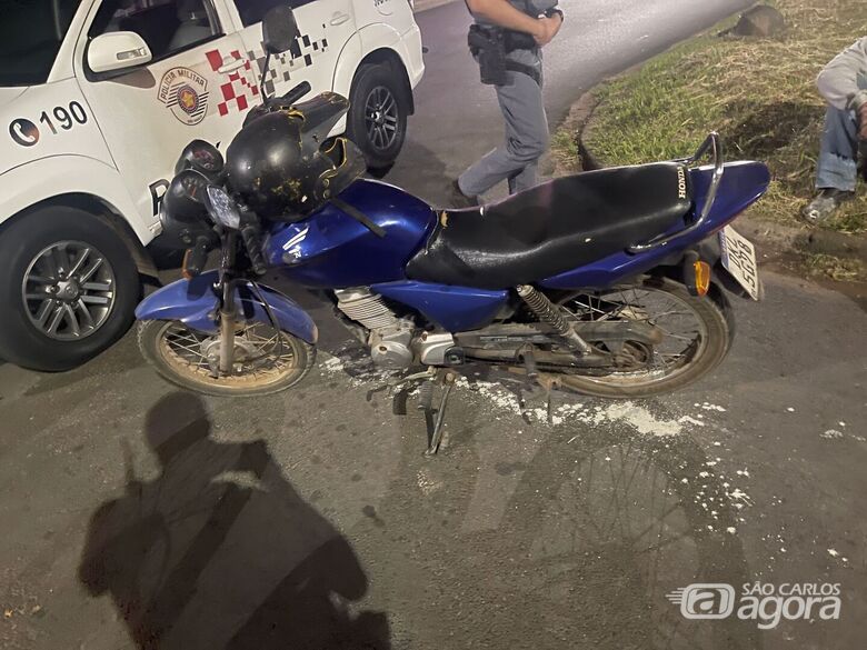 PM recupera moto furtada e detém dois homens na Vila Prado  - Crédito: Foto: Maycon Maximino/São Carlos Agora