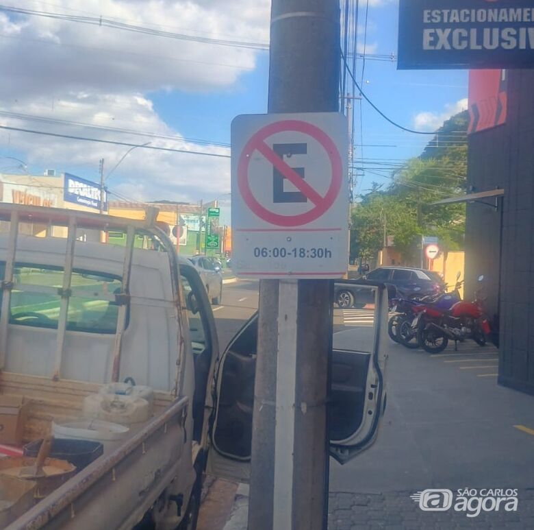 Placas de proibido estacionar são recolocadas na Avenida Professor Luís Augusto de Oliveira - 