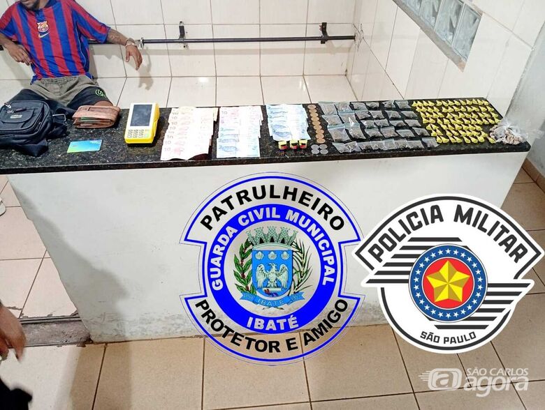 Homem é preso com drogas e dinheiro durante ação conjunta entre PM e GCM em Ibaté - Crédito: Foto: Divulgação/PM e GCM