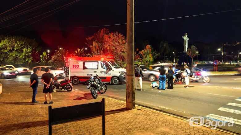 Motociclista fica ferida após colisão com carro em cruzamento movimentado de São Carlos - Crédito: Foto: Maycon Maximino/São Carlos Agora