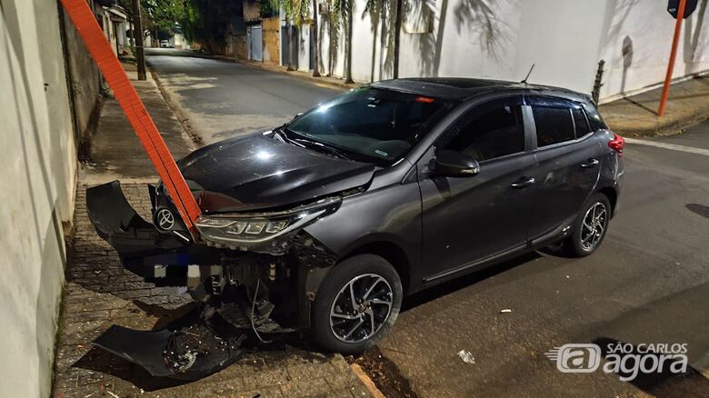 Motorista perde controle e bate carro em placa de sinalização no Jardim São Carlos - Crédito: Foto: Maycon Maximino/São Carlos Agora