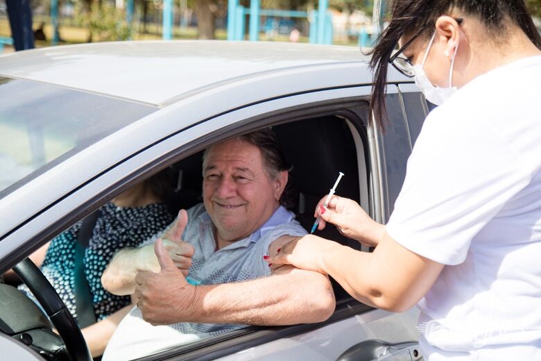 Drive-thru da vacinação contra gripe atende 354 pessoas em apenas quatro horas -