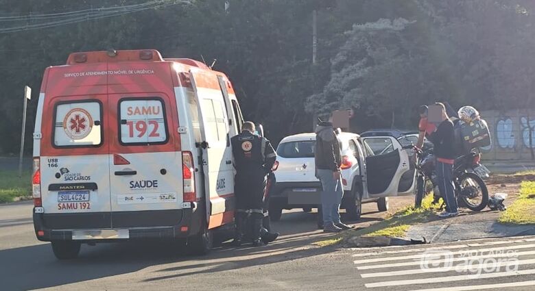 Motoboy fica ferido após colisão com carro próximo ao shopping - Crédito: SCA