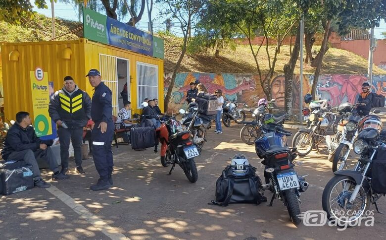 Motociclistas recebem orientações sobre segurança e benefícios do programa Mão na Roda -