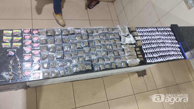 Jovem é preso pela RPM com sacola cheia de drogas no CDHU em São Carlos  - Crédito: Foto: Maycon Maximino/São Carlos Agora