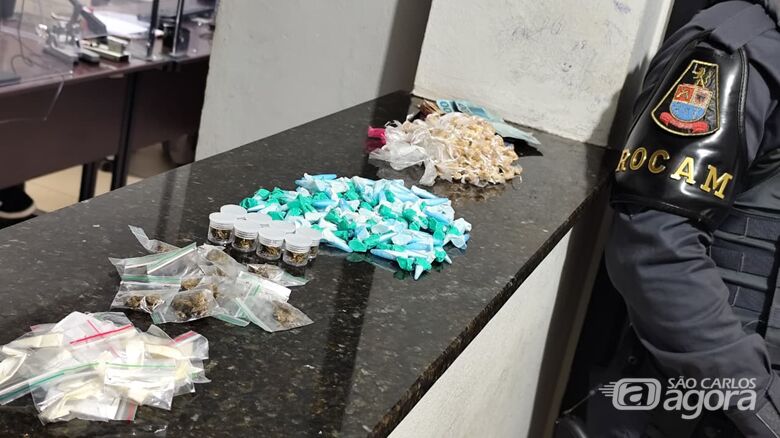 Adolescente tenta esconder drogas ao ver ROCAM e Força Tática e acaba detido no São Carlos 8 - Crédito: Foto: Maycon Maximino/São Carlos Agora