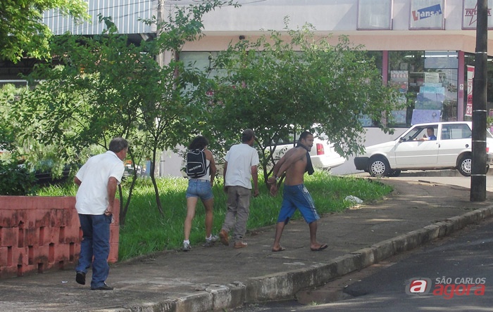Trio foge logo após assaltar o aposentado, que está logo atrás de camisa branca -