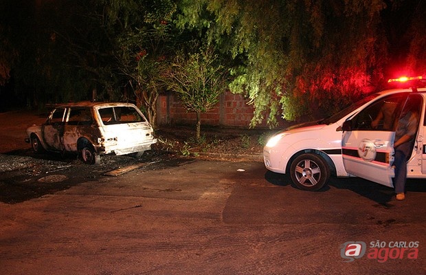 Polícia Cientifica chega ao local onde o carro foi encontrado para fazer a perícia -