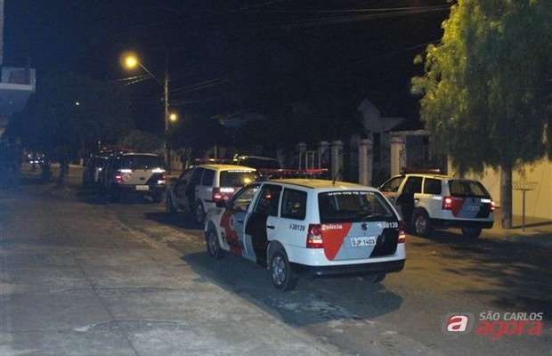 Viaturas em frente a casa onde supostamente teria acontecido o assalto -