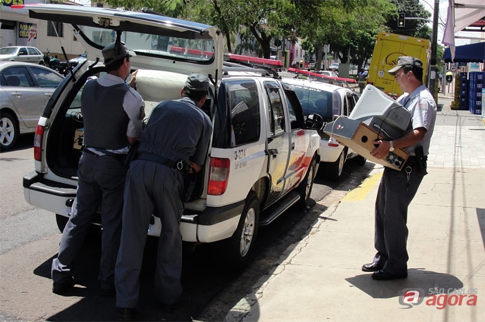 Policiais transportam máquinas encontradas no imóvel -