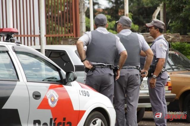 Policias cercam o bairro em busca dos assaltantes. (Daniel Barreto/Araraquara.com) -
