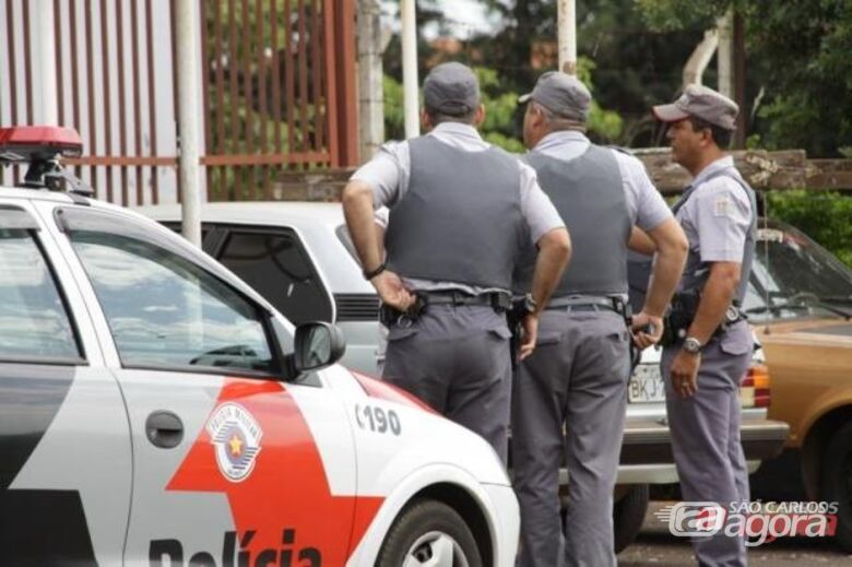 Policias cercam o bairro em busca dos assaltantes. (Daniel Barreto/Araraquara.com) - 