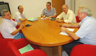 Os secretários João Pedrazzani (Governo), Alberto Engelbrecht (Habitação e Desenvolvimento Urbano) o comandante da 1ª Companhia do 38º Batalhão da Polícia Militar, capitão Paulo Belonci, o ve -