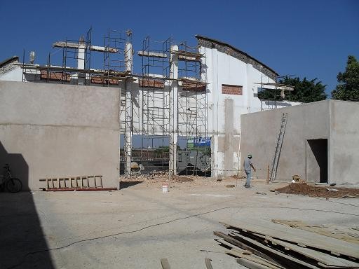 Unidade do Poupatempo sendo construída na cidade. Inauguração foi adiada mais uma vez. (foto: DBC) -