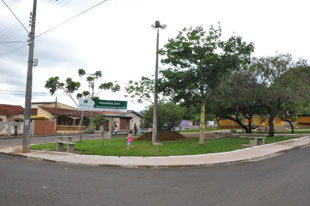 As guias da praça receberam nova pintura, assim como os bancos e as mesas -