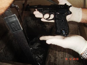 Pistola Walther que foi localizada em um tanqute dentro da empresa -