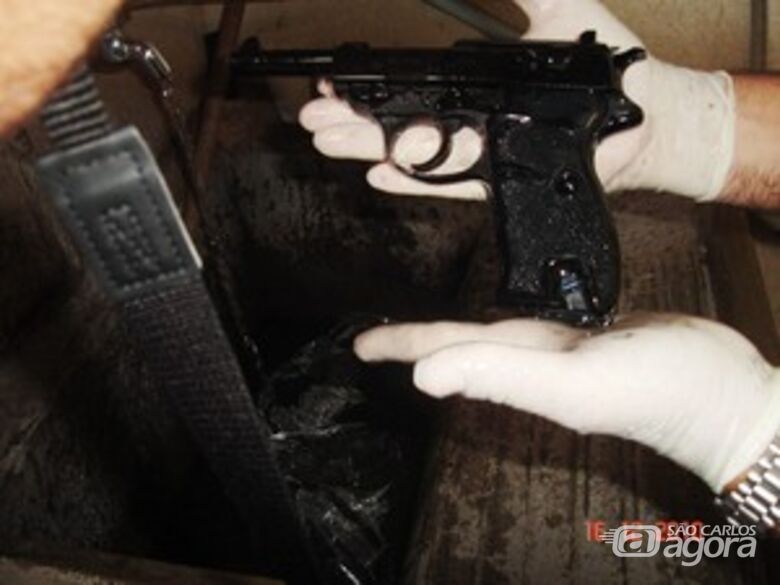 Pistola Walther que foi localizada em um tanqute dentro da empresa - 