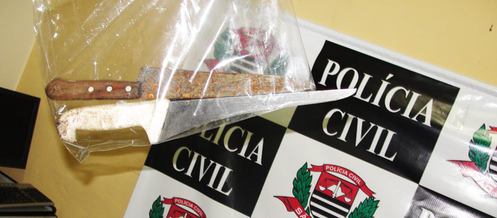 Facas que foram apreendidas pela DIG; uma delas serviu para matar a vítima -