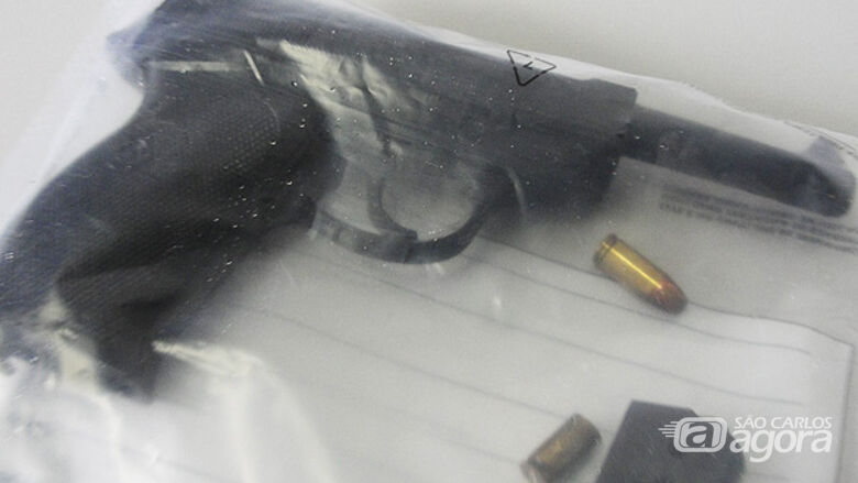 FOTO EXCLUSIVA: Pistola 9mm encontrada na manhã desta quinta-feira em tanque dentro da empresa Toalhas São Carlos - 