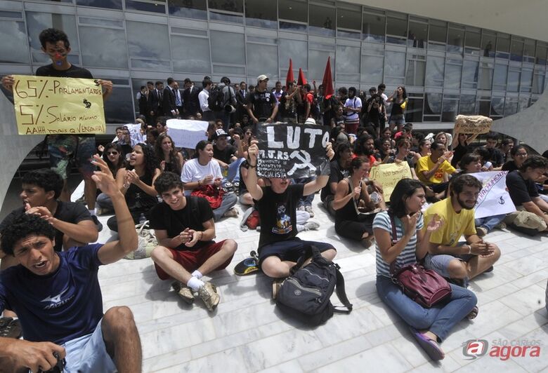 Brasília - Estudantes fazem manifestação na rampa do Palácio do Planalto contra o reajuste salarial dos parlamentares (José Cruz/ABr) -