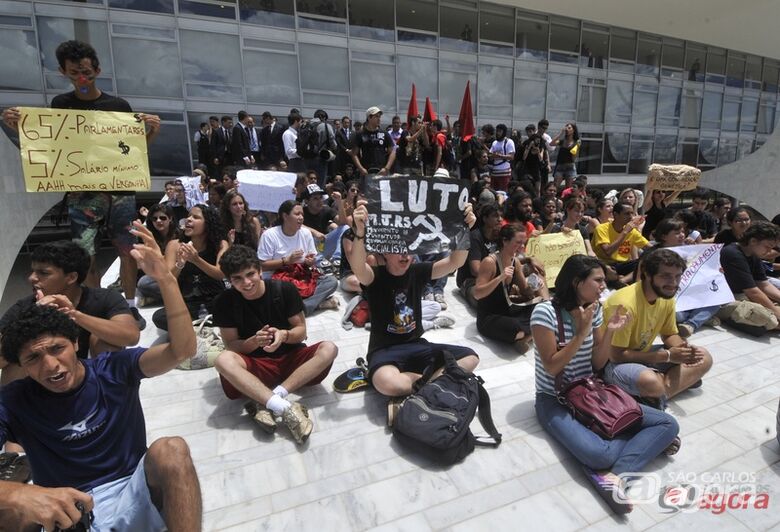 Brasília - Estudantes fazem manifestação na rampa do Palácio do Planalto contra o reajuste salarial dos parlamentares (José Cruz/ABr) - 