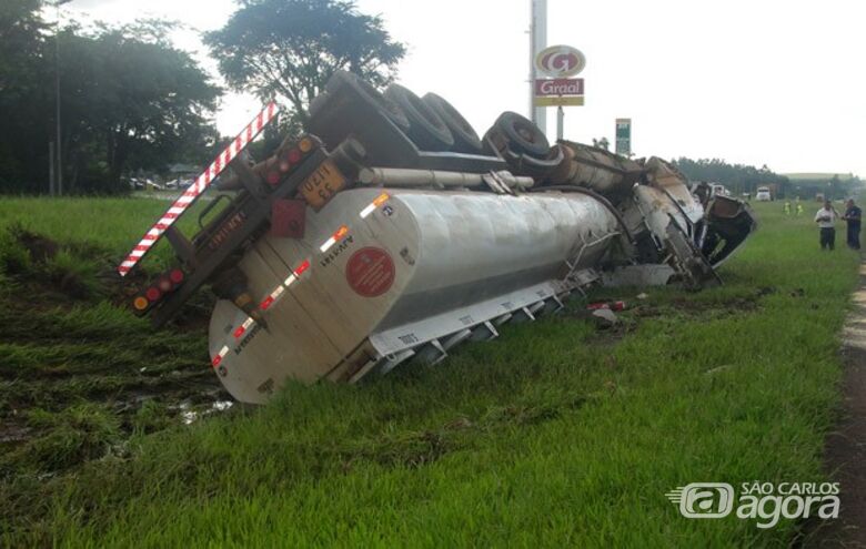 Caminhão carregado com álcool tombou no início da manhã de hoje na SP-310 - 