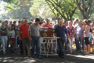 População de Dourado acompanhou sepultamento do ex-prefeito (foto: Marcel Rofeal) -