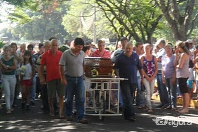 População de Dourado acompanhou sepultamento do ex-prefeito (foto: Marcel Rofeal) - 