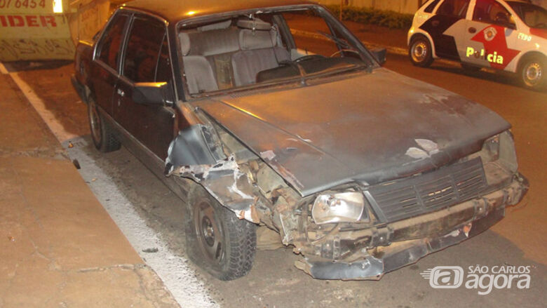 Um veículo Monza bateu em uma caçamba na noite desta quarta-feira (26) na região do Jardim São Paulo... - 