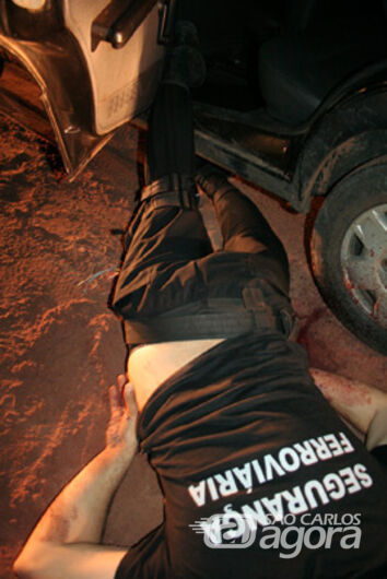 Corpo de vigilante ficou caído ao lado do veículo da empresa - 