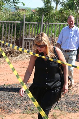 Delegada Denise Gobbi Szakal deixa a residência onde aconteceu a tragédia -