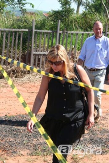 Delegada Denise Gobbi Szakal deixa a residência onde aconteceu a tragédia - 