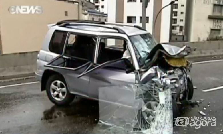 Carro que era dirigido pela jovem ficou destruido (reprodução Globo News) - 