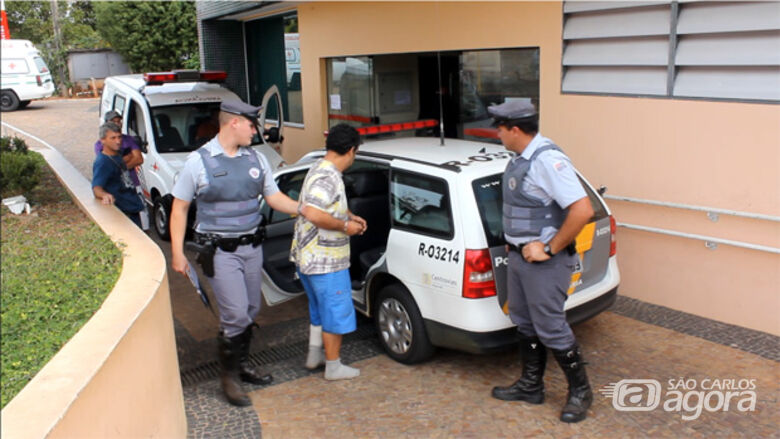 Um dos suspeitos deixa o hospital em Itirapina com destino a delegacia da cidade - 